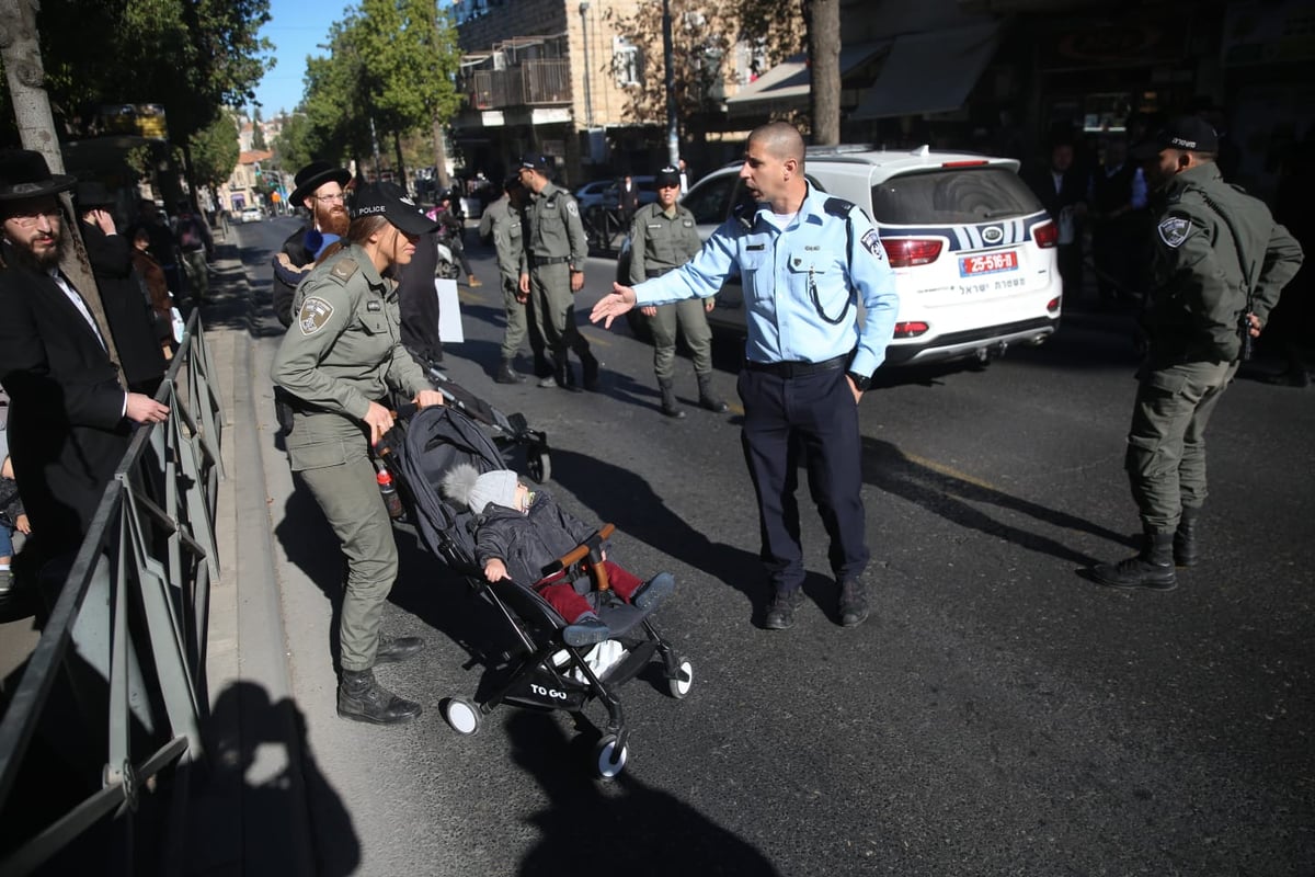 הקיצונים התיישבו עם ילדיהם באתר בניית הרכבת הקלה