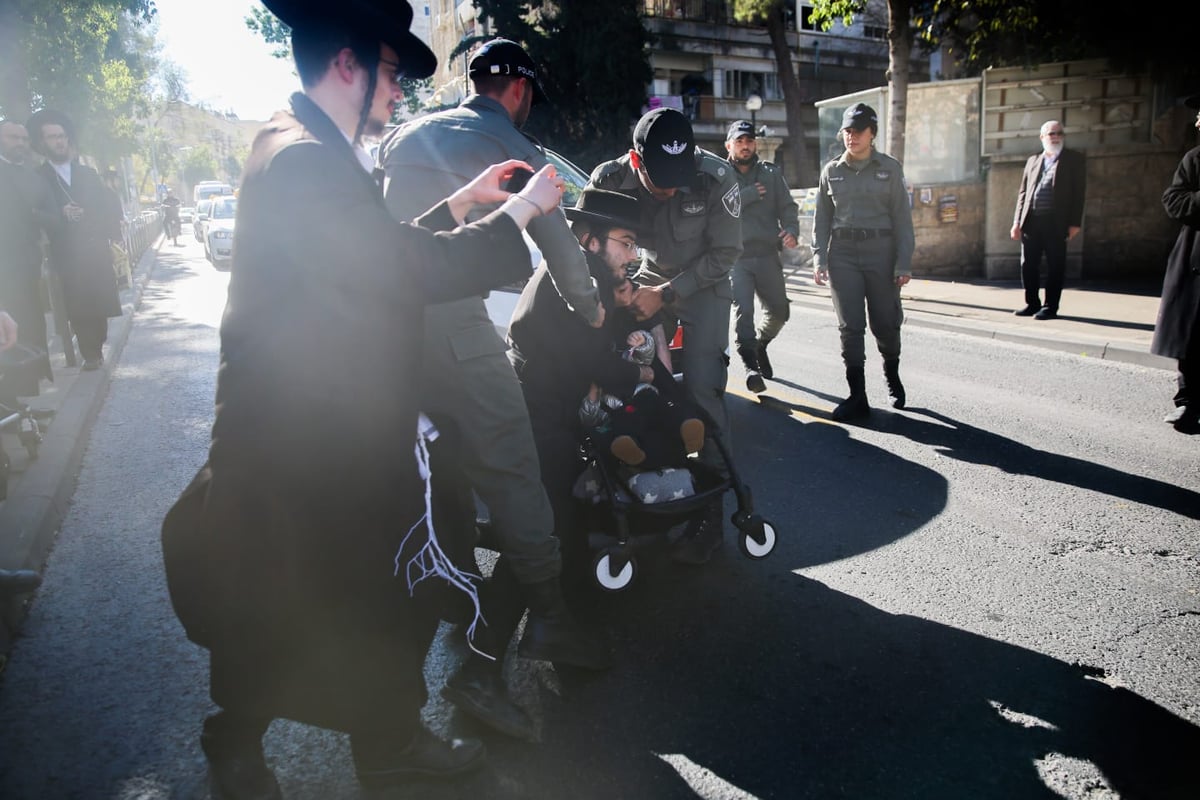 הקיצונים התיישבו עם ילדיהם באתר בניית הרכבת הקלה