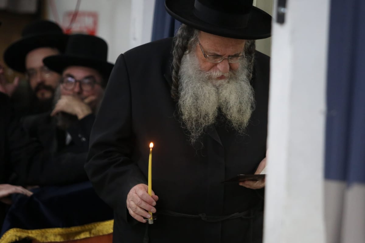 הגאון הרב שאול אלתר הדליק נר ראשון עם מאות מחסידיו