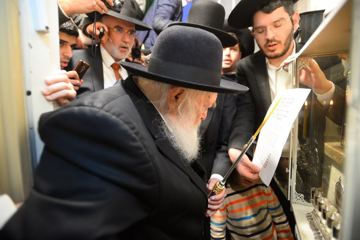 תיעוד: מרן הגר"ח קנייבסקי מדליק נר ראשון