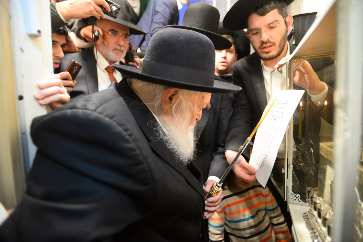 תיעוד: מרן הגר"ח קנייבסקי מדליק נר ראשון