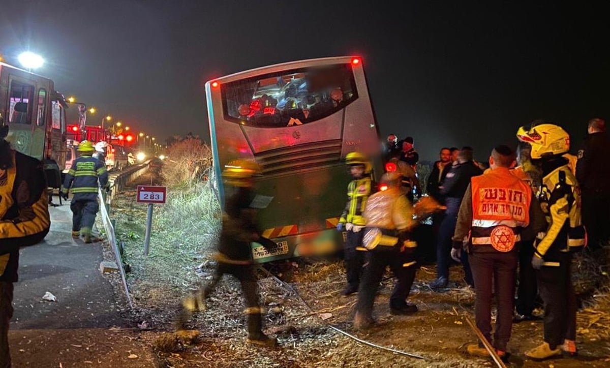 אוטובוס התנגש בתחנה וסטה לצד הכביש: ארבעה הרוגים