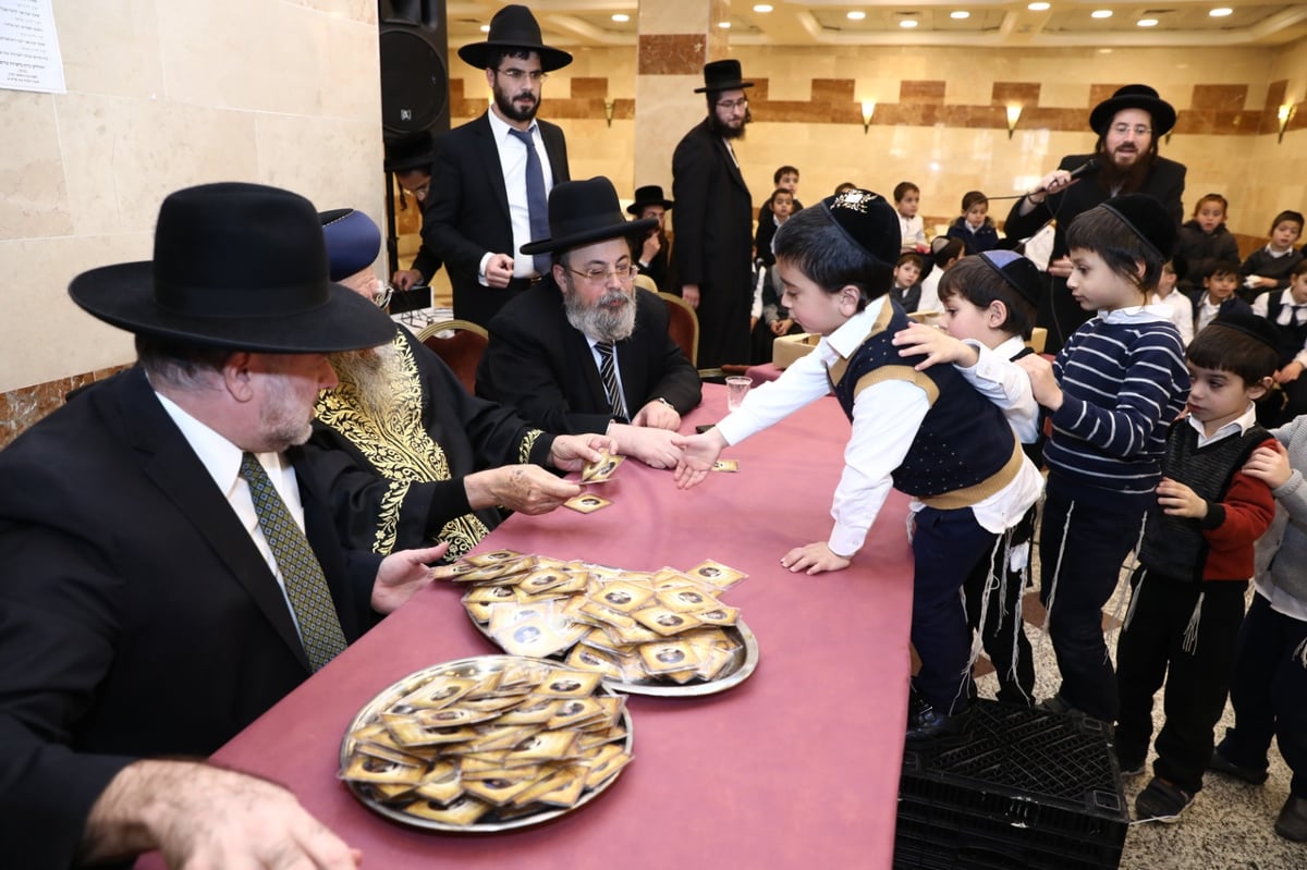 חג החנוכה: הראשון לציון חילק 'מטבע' לילדים