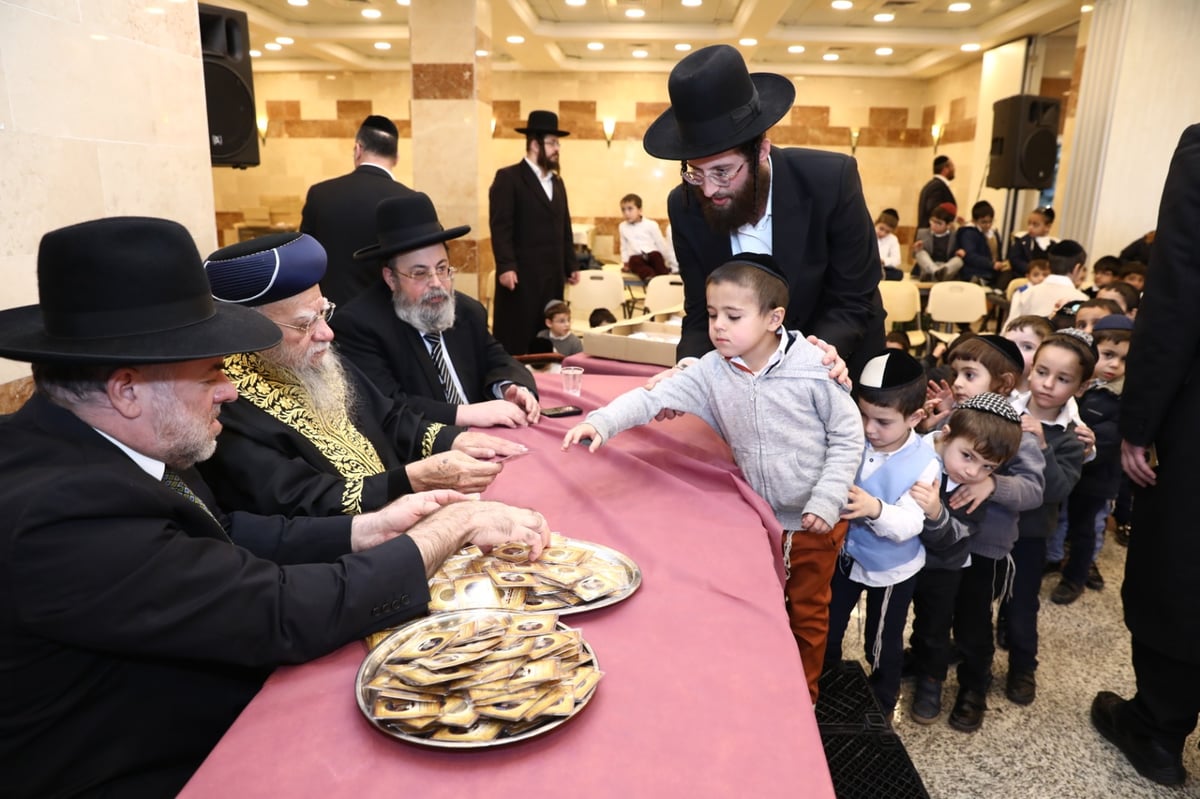 חג החנוכה: הראשון לציון חילק 'מטבע' לילדים