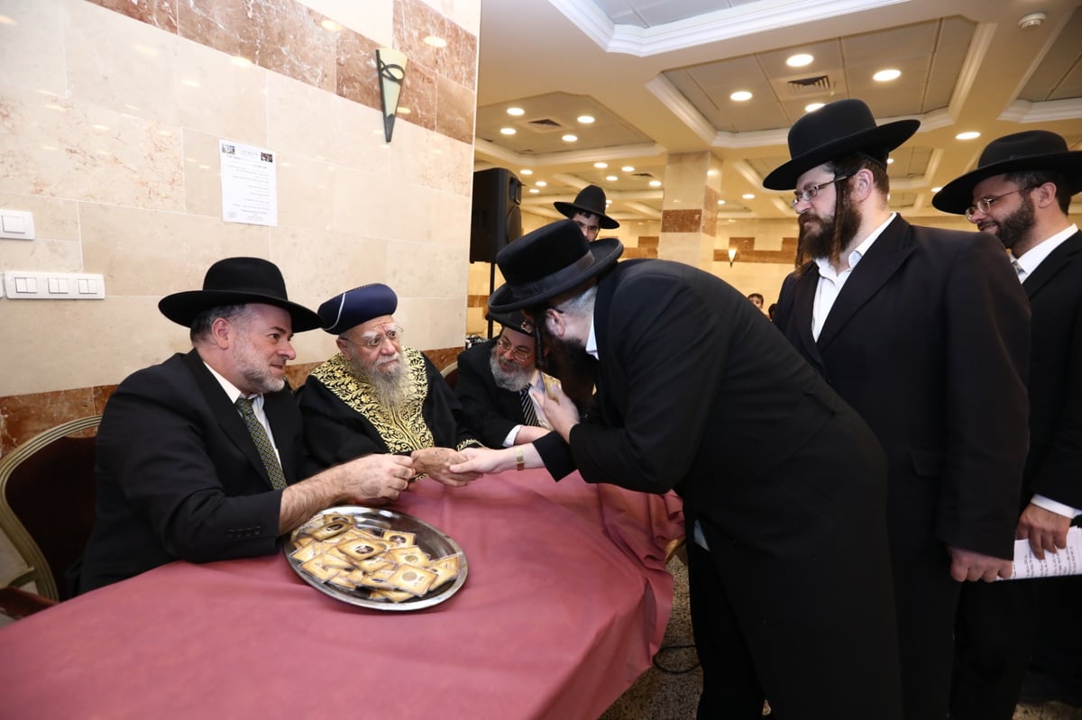 חג החנוכה: הראשון לציון חילק 'מטבע' לילדים