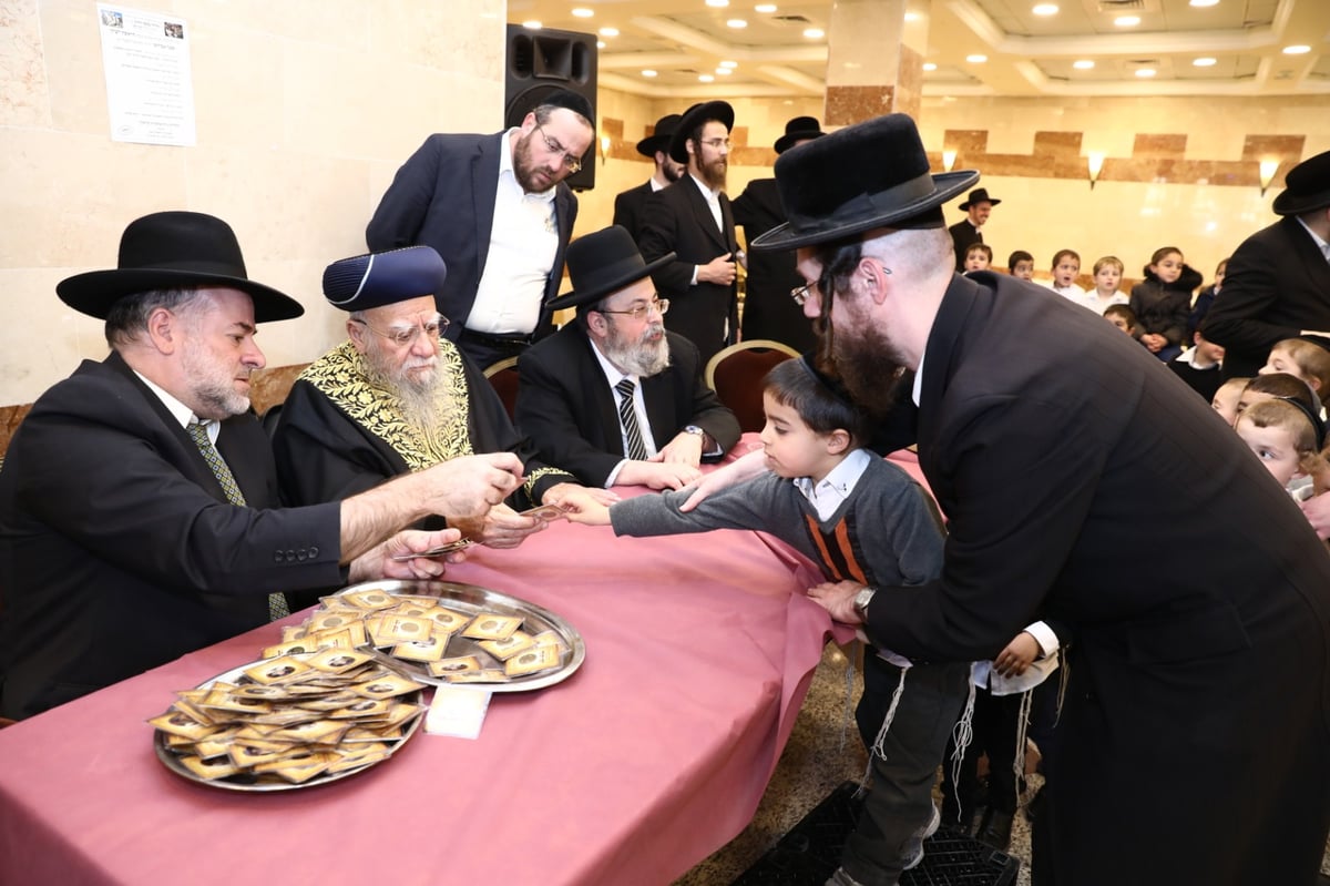 חג החנוכה: הראשון לציון חילק 'מטבע' לילדים