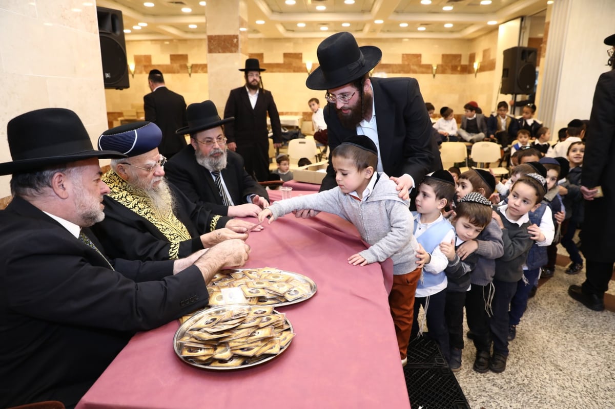 חג החנוכה: הראשון לציון חילק 'מטבע' לילדים