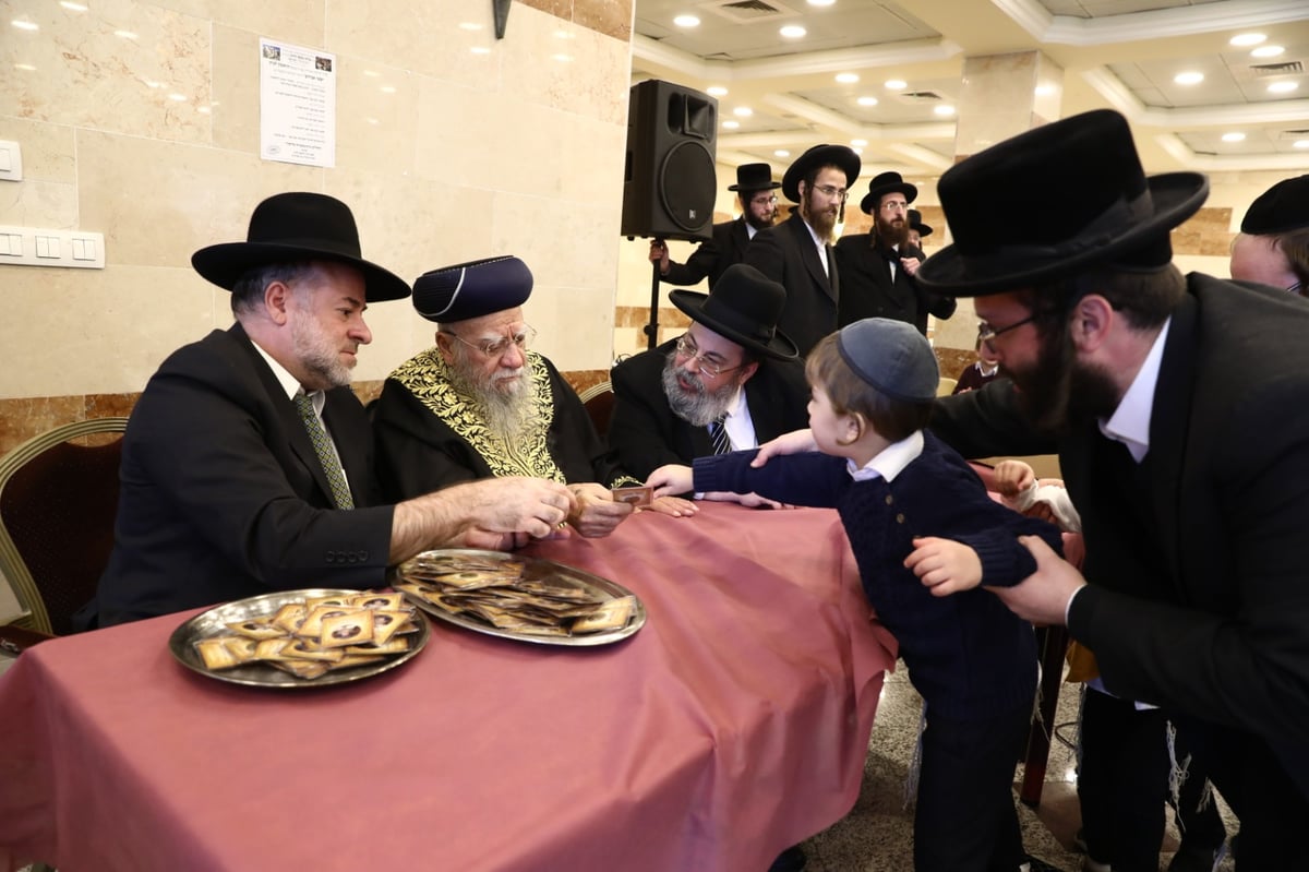 חג החנוכה: הראשון לציון חילק 'מטבע' לילדים