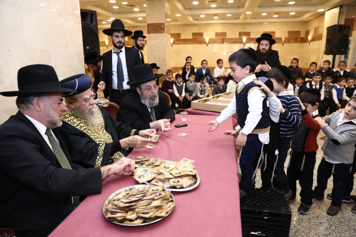 חג החנוכה: הראשון לציון חילק 'מטבע' לילדים