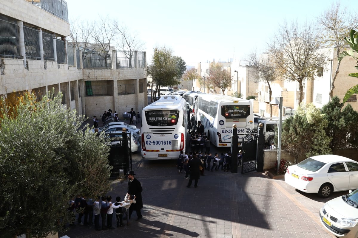 חג החנוכה: הראשון לציון חילק 'מטבע' לילדים