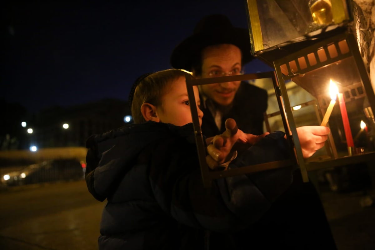 צפו: אווירת ימי חג החנוכה ברחובות ירושלים