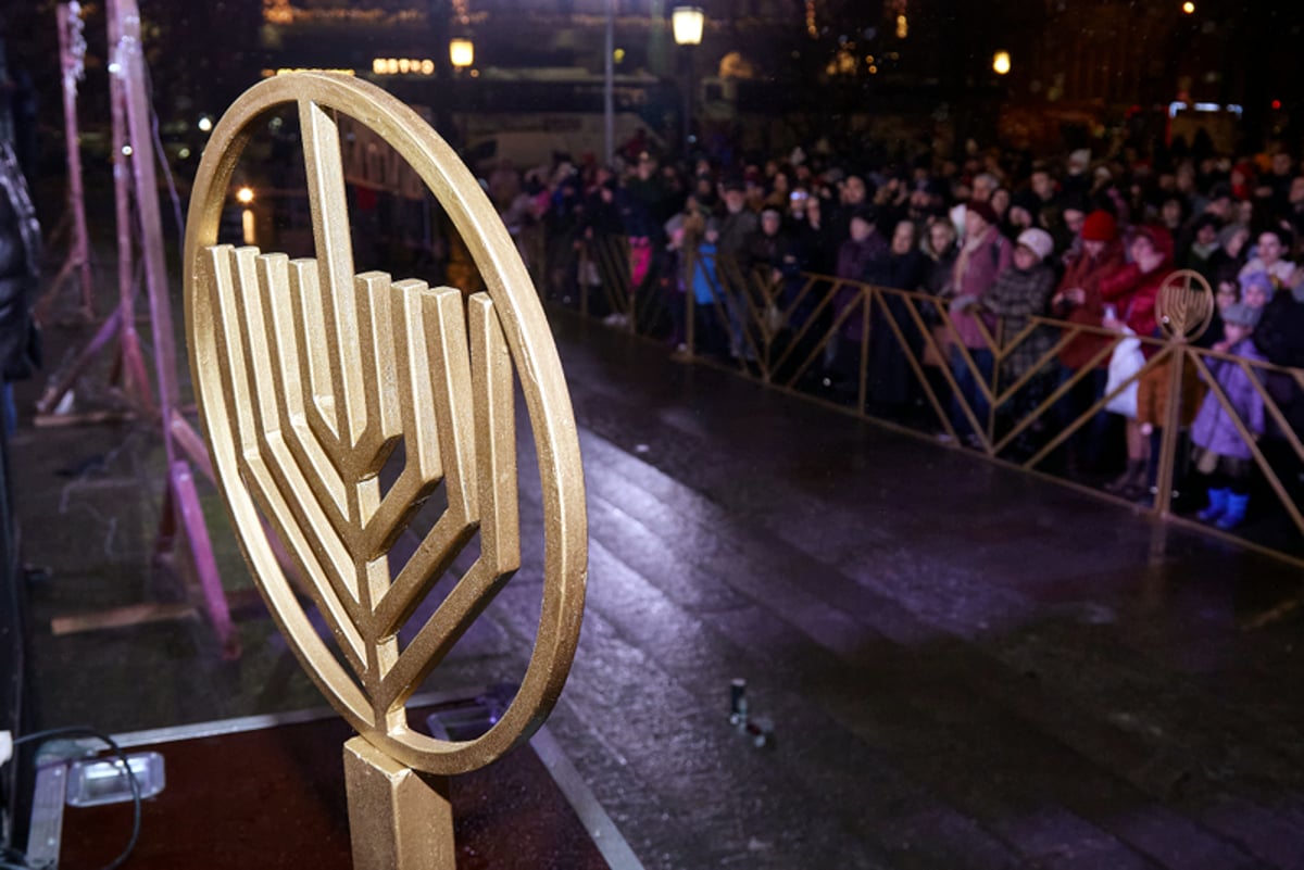 תיעוד: הדלקת נר ראשון של חנוכה בכיכר האדומה