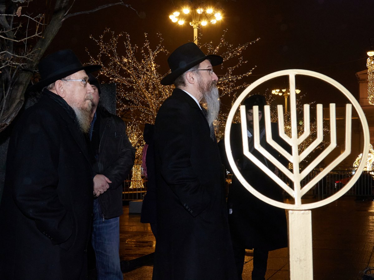 תיעוד: הדלקת נר ראשון של חנוכה בכיכר האדומה