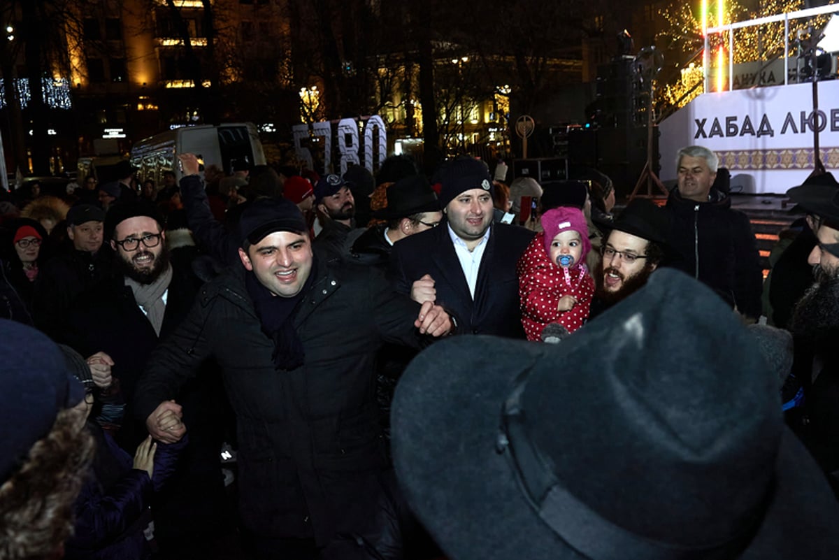 תיעוד: הדלקת נר ראשון של חנוכה בכיכר האדומה