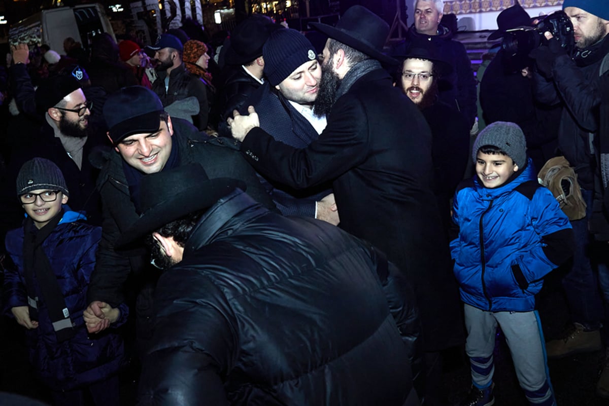 תיעוד: הדלקת נר ראשון של חנוכה בכיכר האדומה