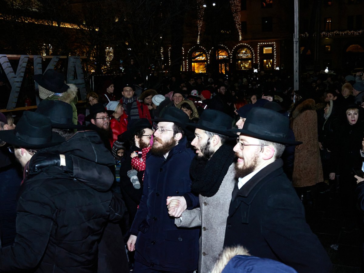 תיעוד: הדלקת נר ראשון של חנוכה בכיכר האדומה