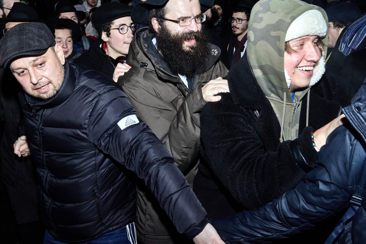 תיעוד: הדלקת נר ראשון של חנוכה בכיכר האדומה