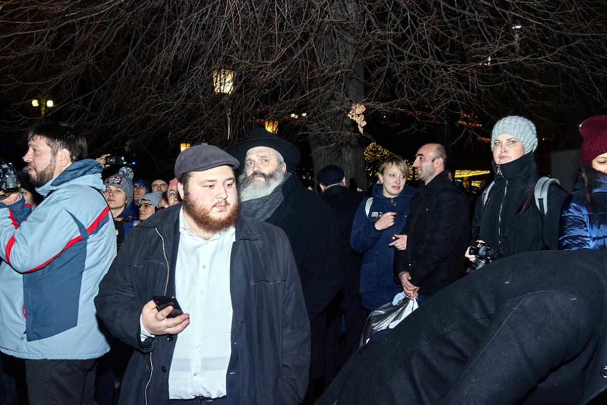 תיעוד: הדלקת נר ראשון של חנוכה בכיכר האדומה