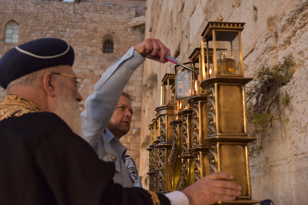 בראשות הראשון לציון הגר"ש עמאר: קציני המשטרה בהדלקה