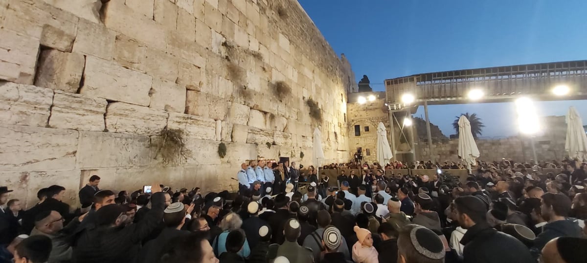 בראשות הראשון לציון הגר"ש עמאר: קציני המשטרה בהדלקה