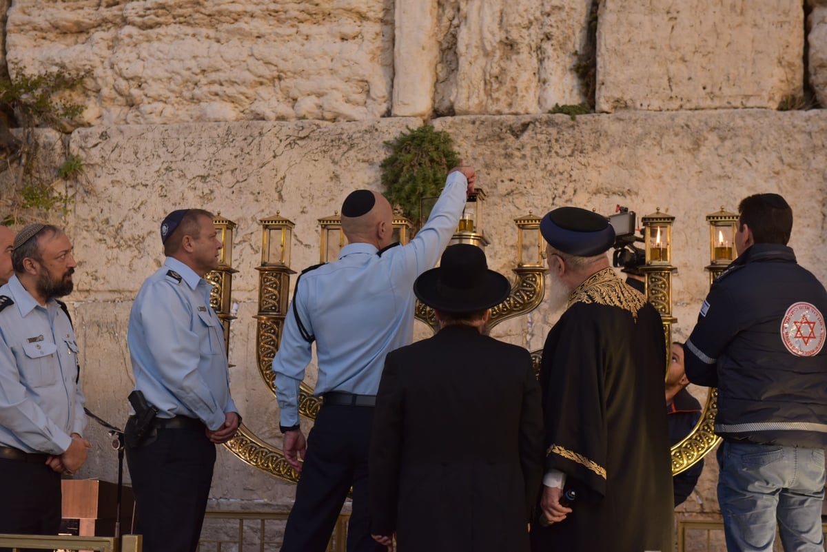 בראשות הראשון לציון הגר"ש עמאר: קציני המשטרה בהדלקה