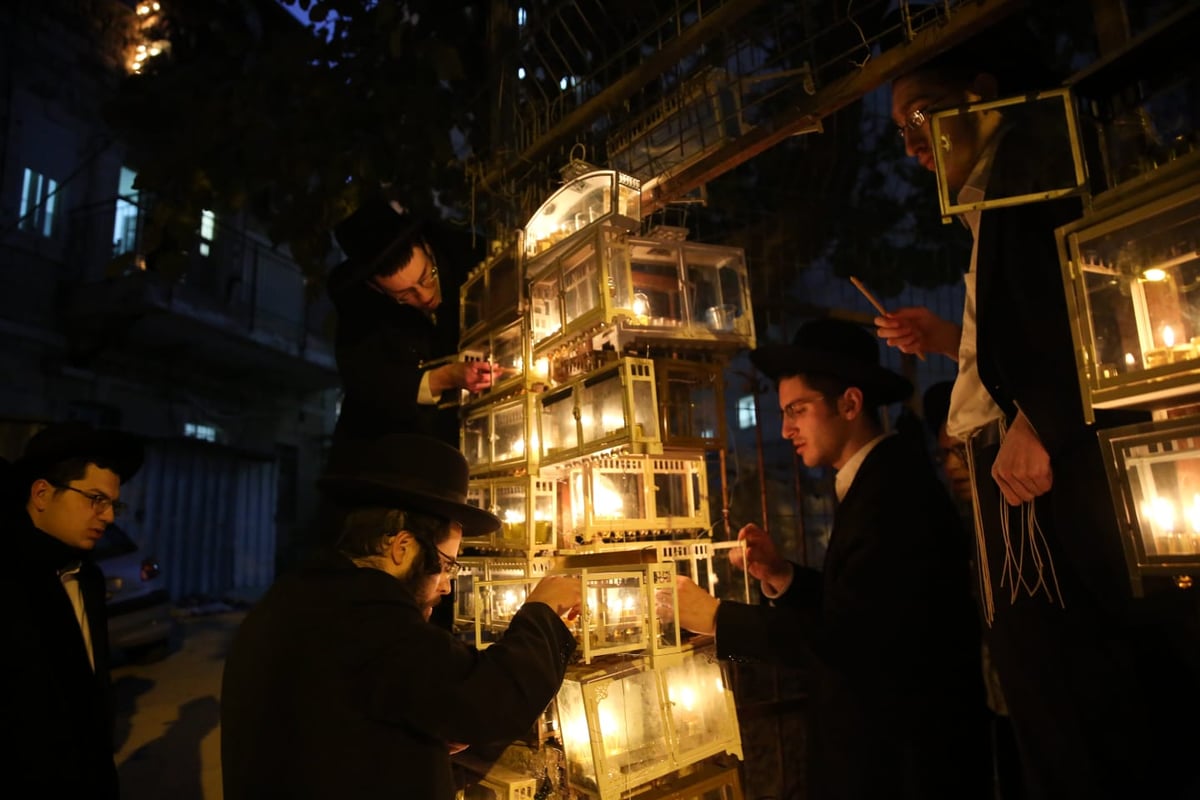 כך בחורי ישיבת בריסק מדליקים נרות חנוכה  גלריה