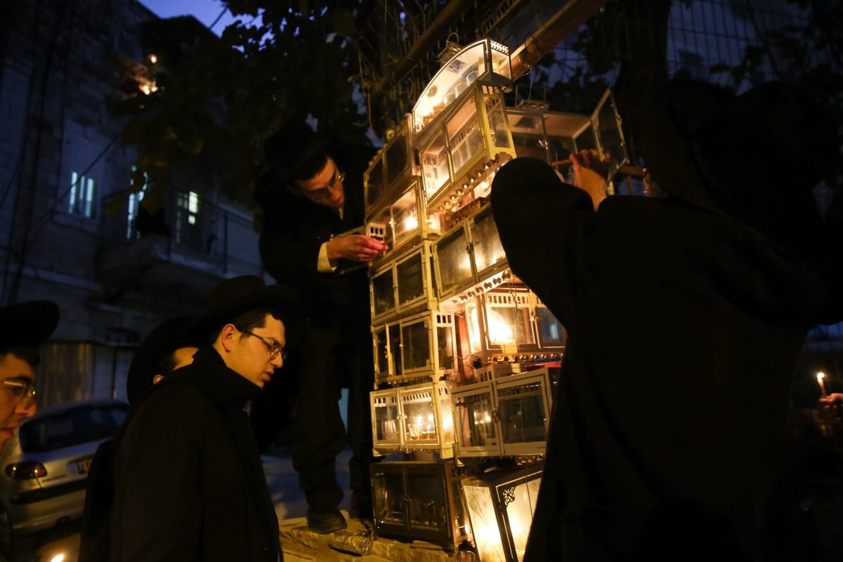 כך בחורי ישיבת בריסק מדליקים נרות חנוכה  גלריה