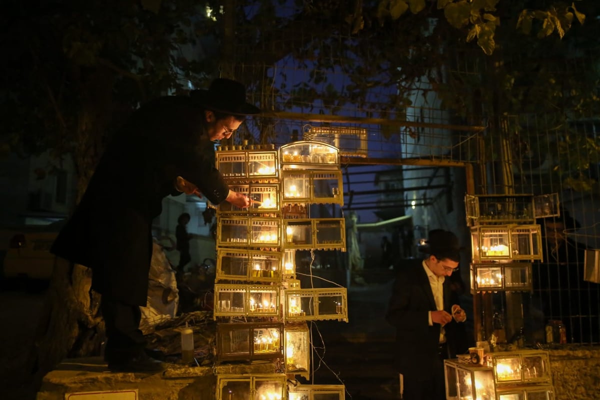 כך בחורי ישיבת בריסק מדליקים נרות חנוכה  גלריה