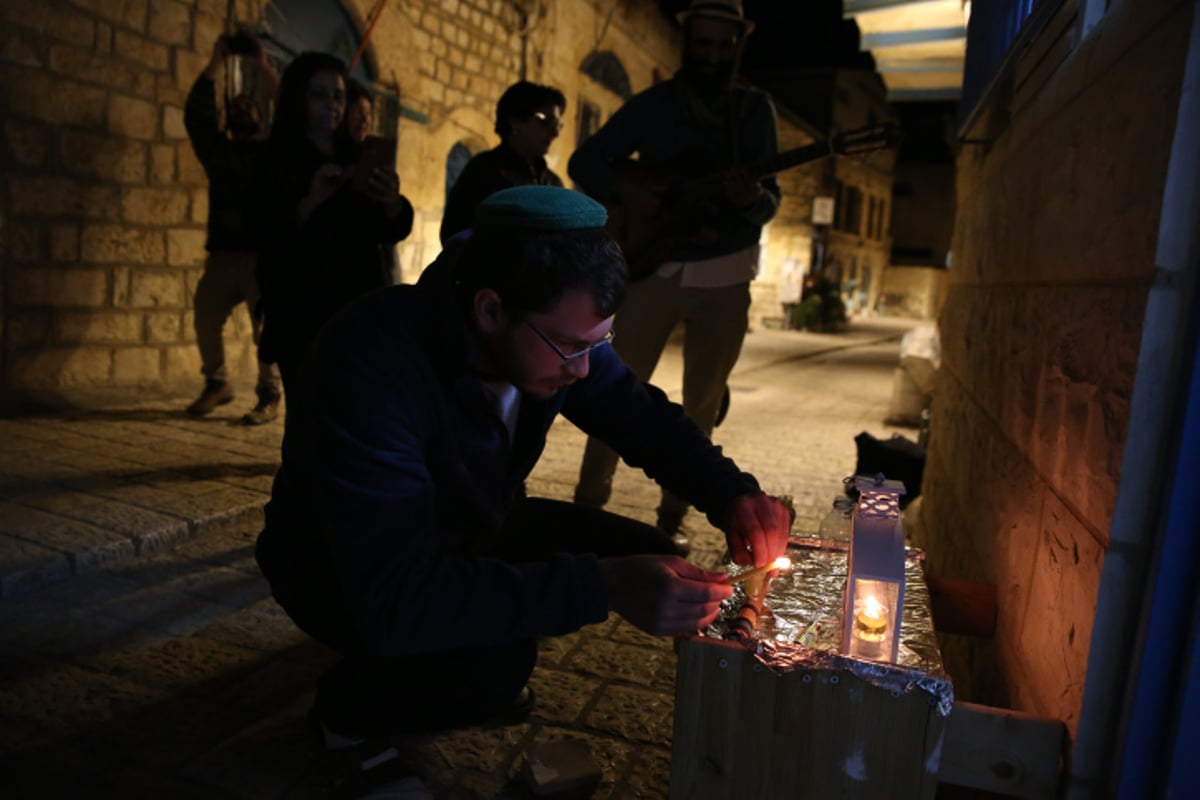 תיעוד מרהיב: חג החנוכה בסמטאות צפת