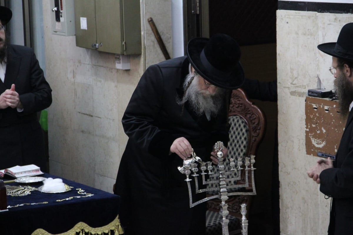 האדמו"ר ממודז'יץ בהדלקת נר חנוכה