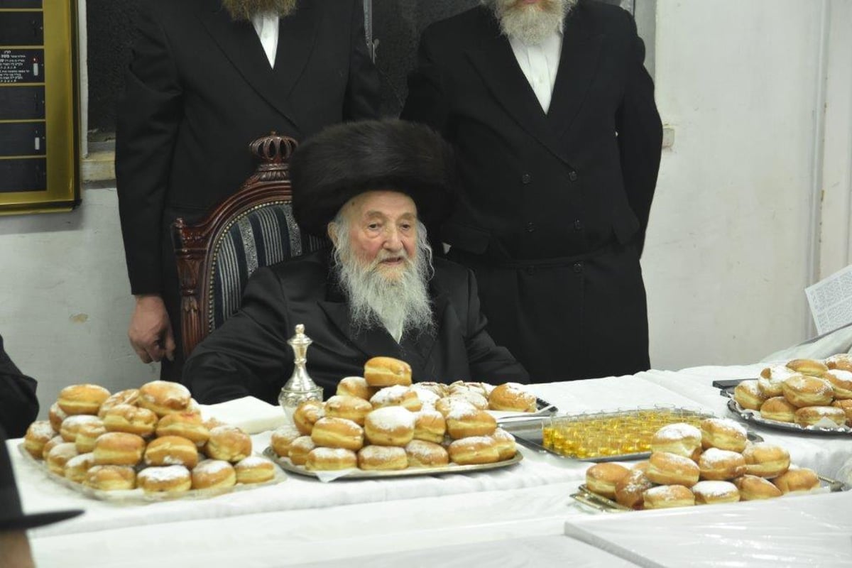 האדמו"ר מספינקא - ב"ב במעמד הדלקת נר חנוכה