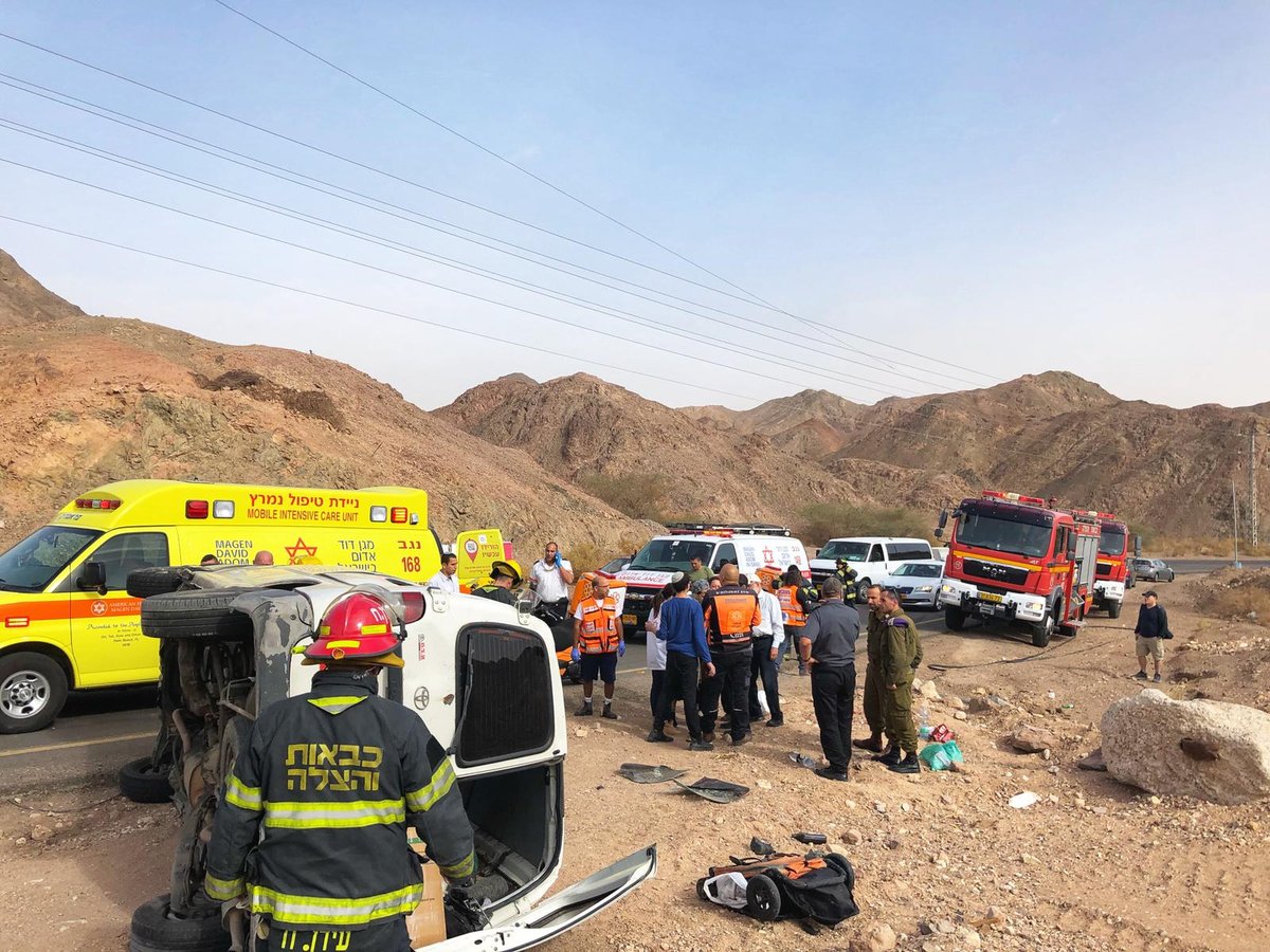 הורים ושמונת ילדיהם יצאו מרכב שהתהפך בפציעות קלות יחסית