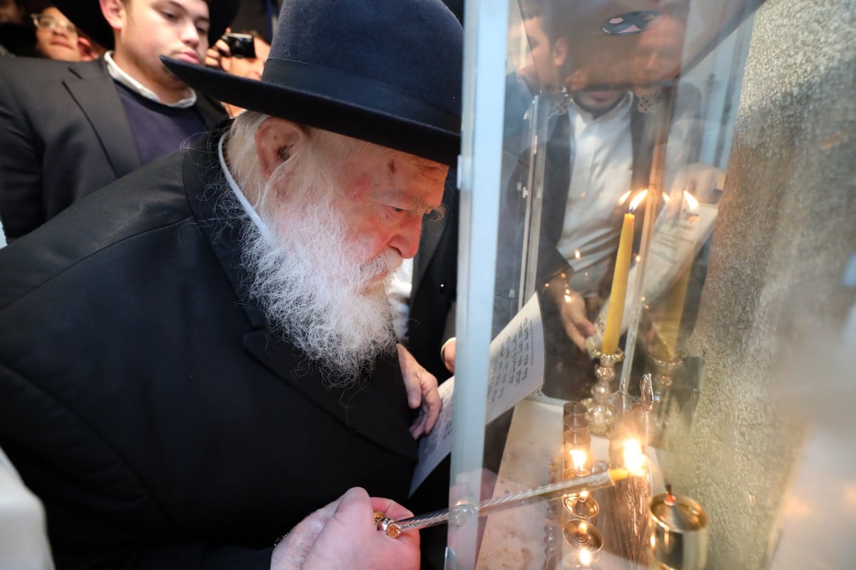 צפו: מרן הגר"ח קנייבסקי מברך, מדליק ושר