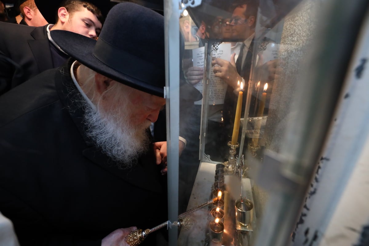 צפו: מרן הגר"ח קנייבסקי מברך, מדליק ושר