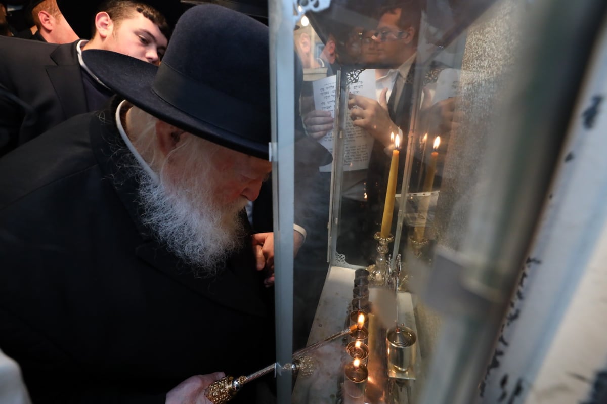 צפו: מרן הגר"ח קנייבסקי מברך, מדליק ושר