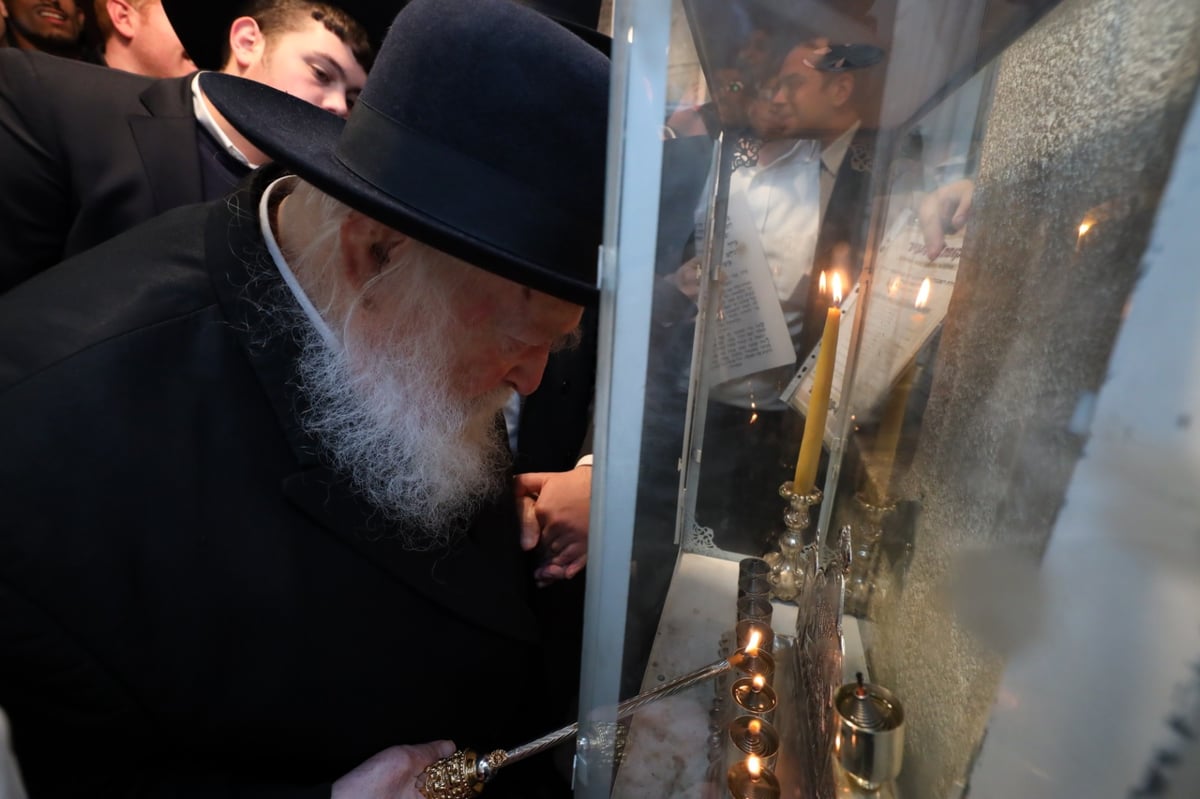 צפו: מרן הגר"ח קנייבסקי מברך, מדליק ושר