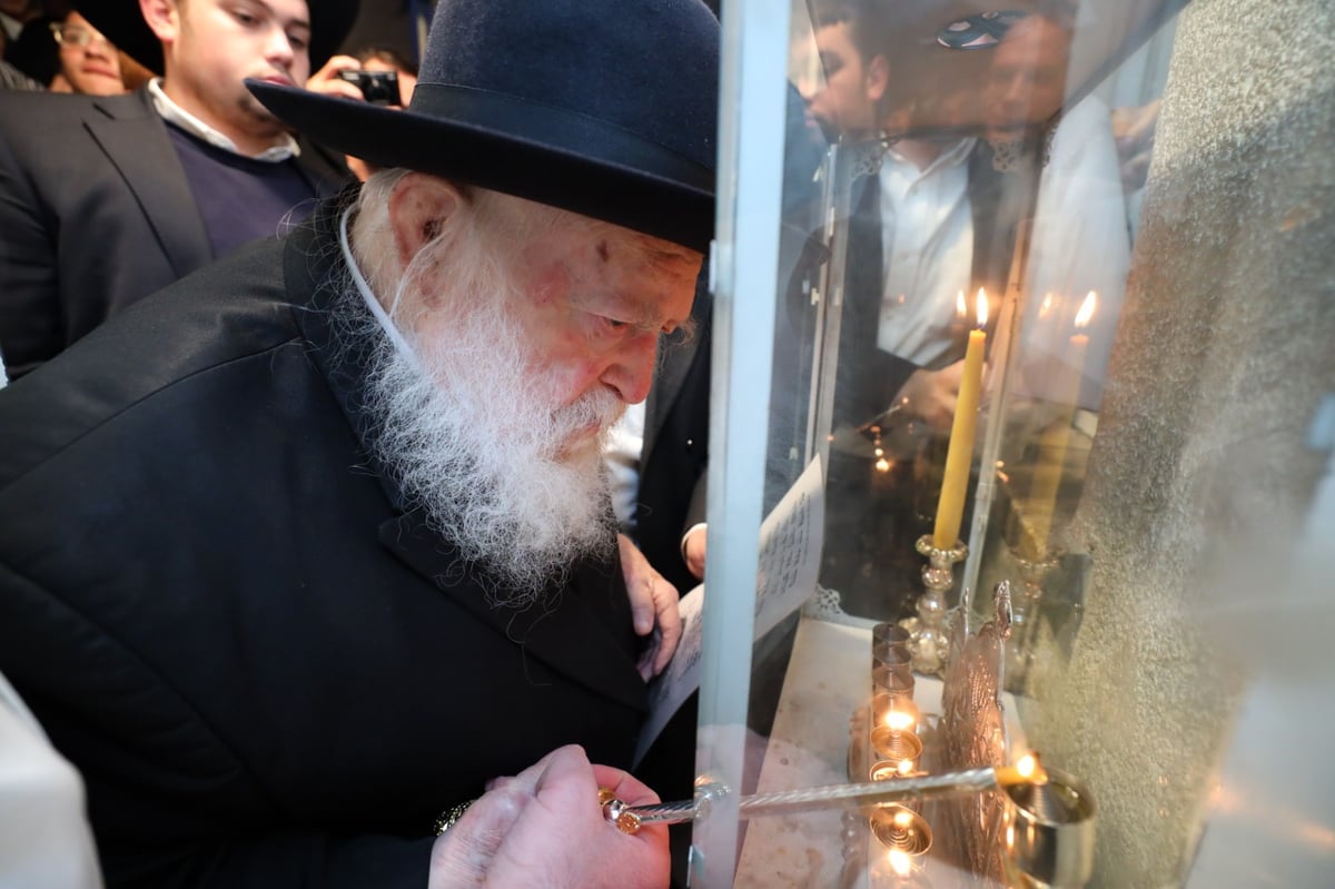 צפו: מרן הגר"ח קנייבסקי מברך, מדליק ושר