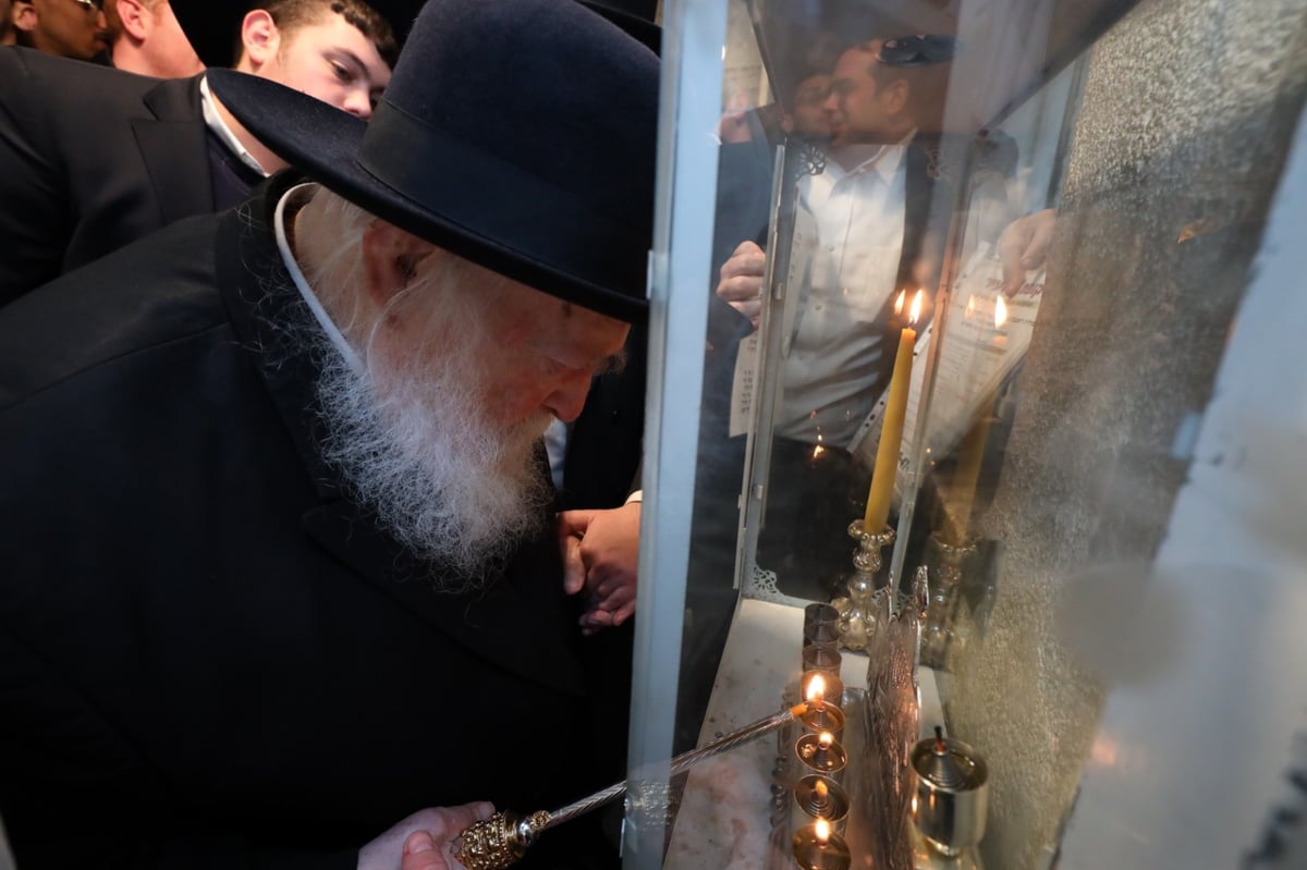 צפו: מרן הגר"ח קנייבסקי מברך, מדליק ושר