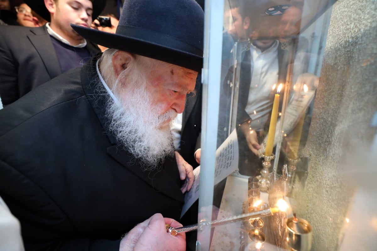 צפו: מרן הגר"ח קנייבסקי מברך, מדליק ושר