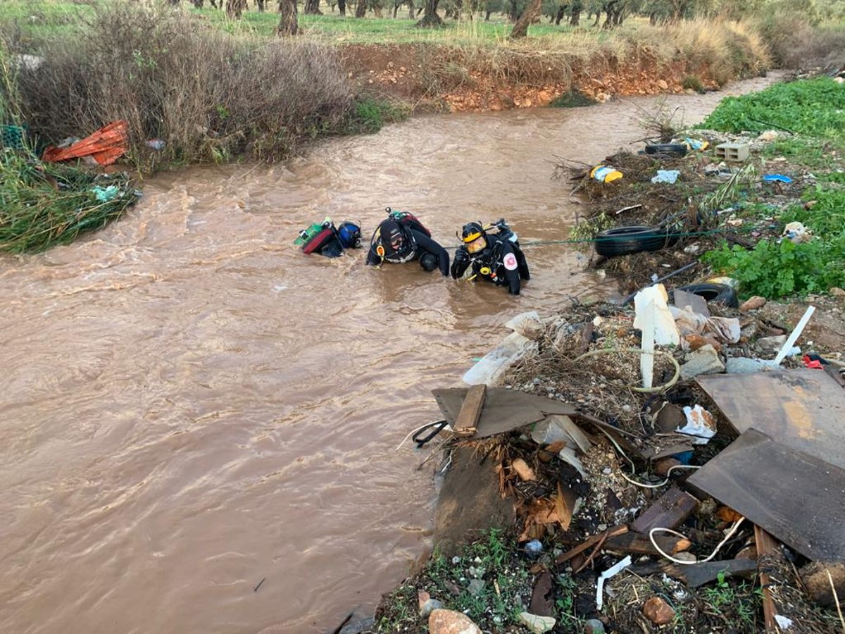 תיעוד: כך מחפשים את הנער שנסחף בנחל שהוצף