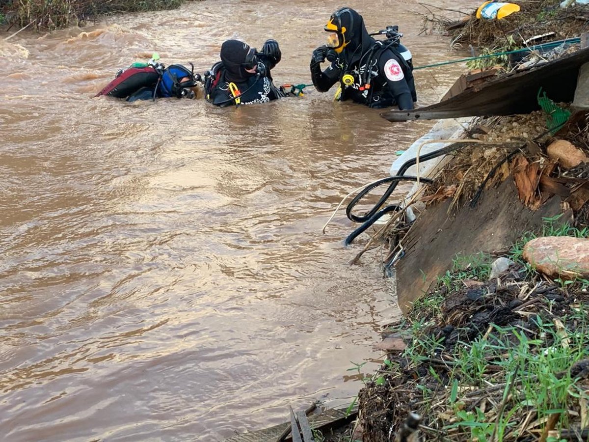 תיעוד: כך מחפשים את הנער שנסחף בנחל שהוצף