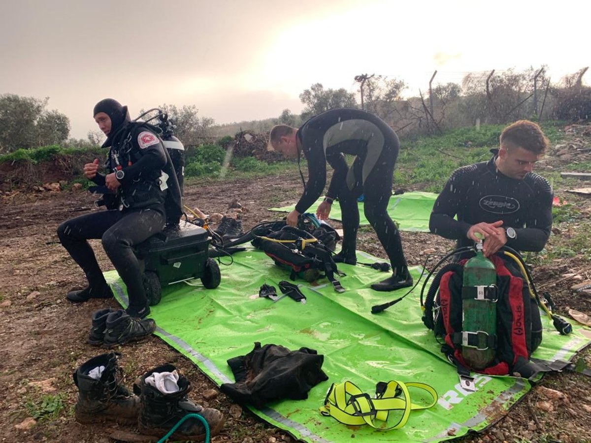 תיעוד: כך מחפשים את הנער שנסחף בנחל שהוצף