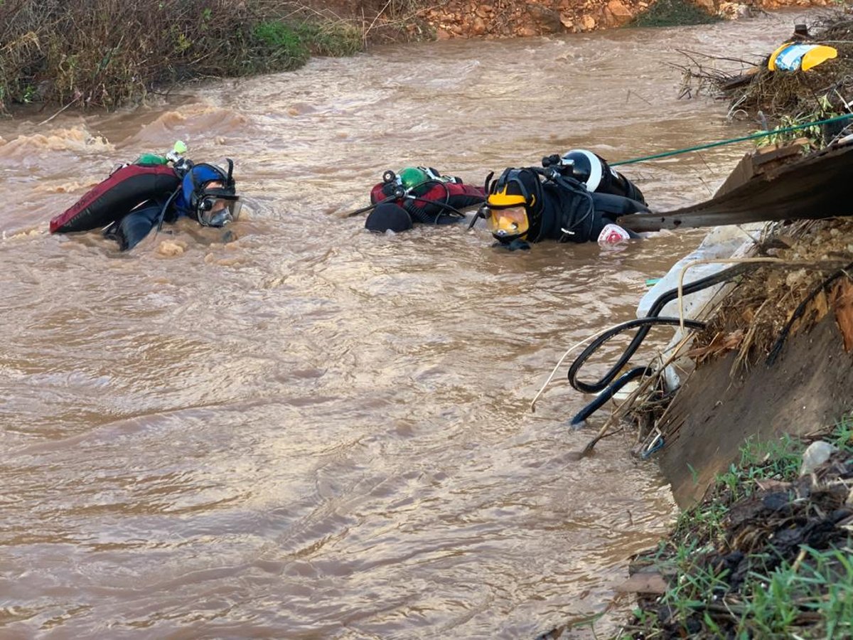 תיעוד: כך מחפשים את הנער שנסחף בנחל שהוצף