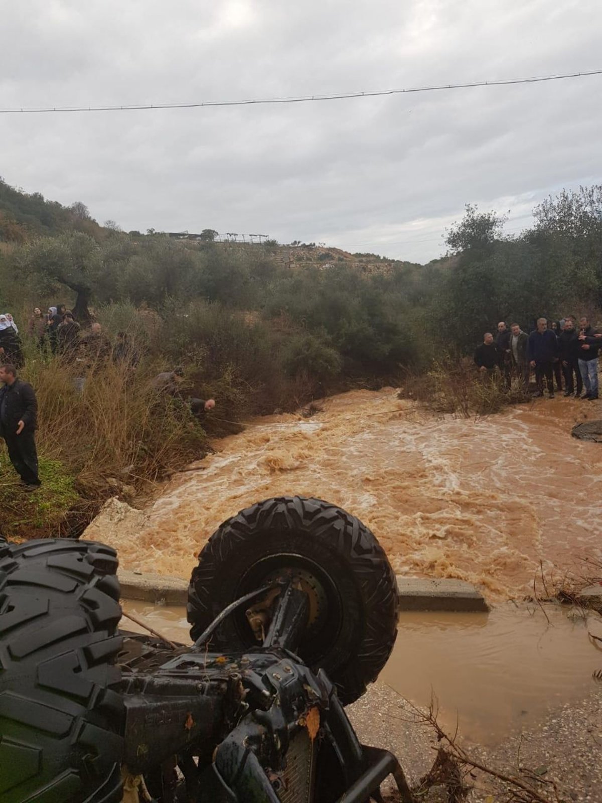 צעיר נסחף וטבע למוות; חיפושים אחר נעדר שנסחף בנחל