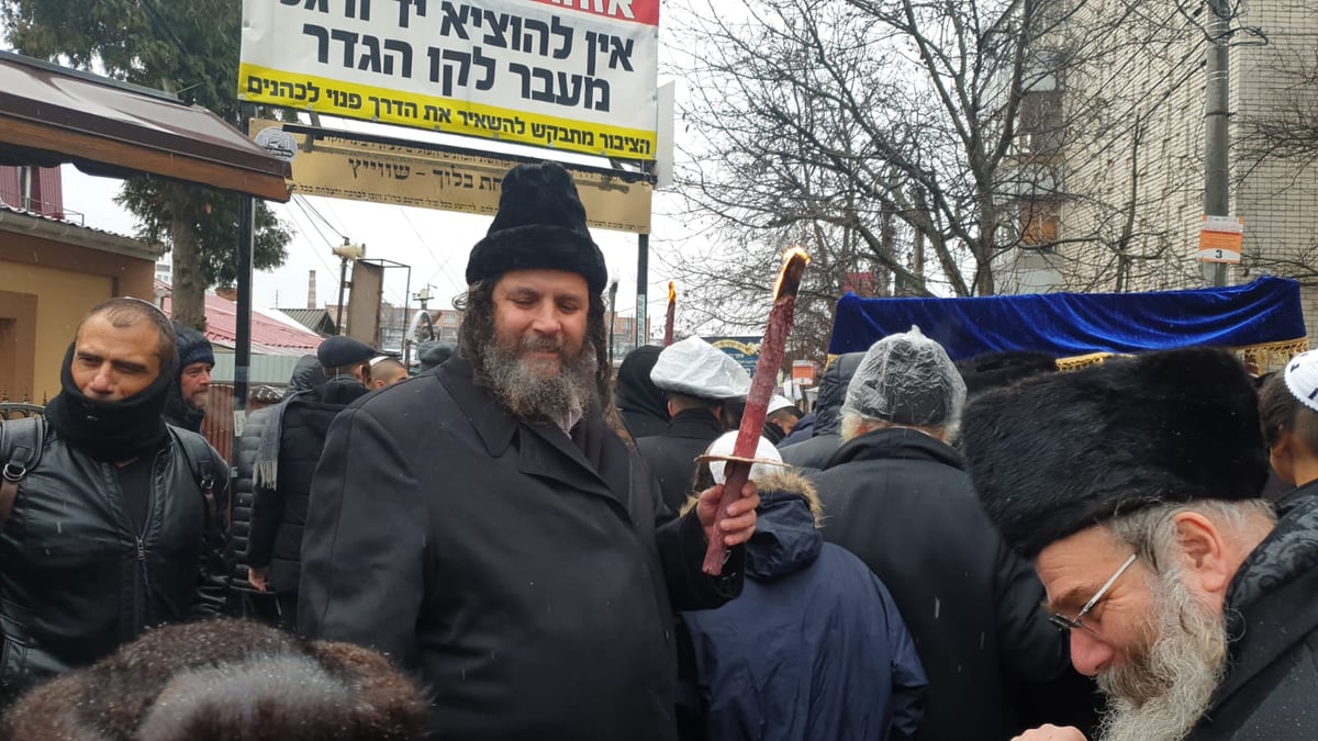 ערב שבת חנוכה באומן: הכנסת ספר תורה לציון רבי נחמן