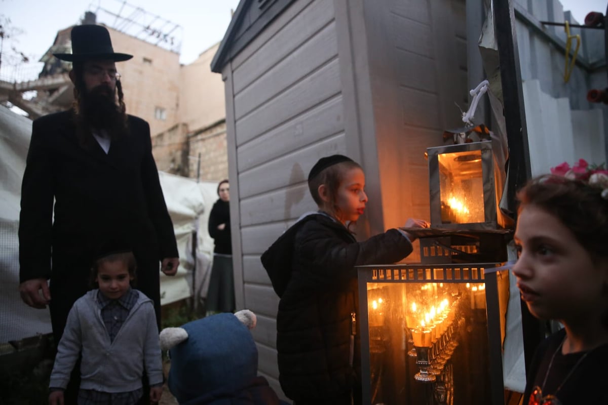 תיעוד: הדלקת נר אחרון של חנוכה בירושלים