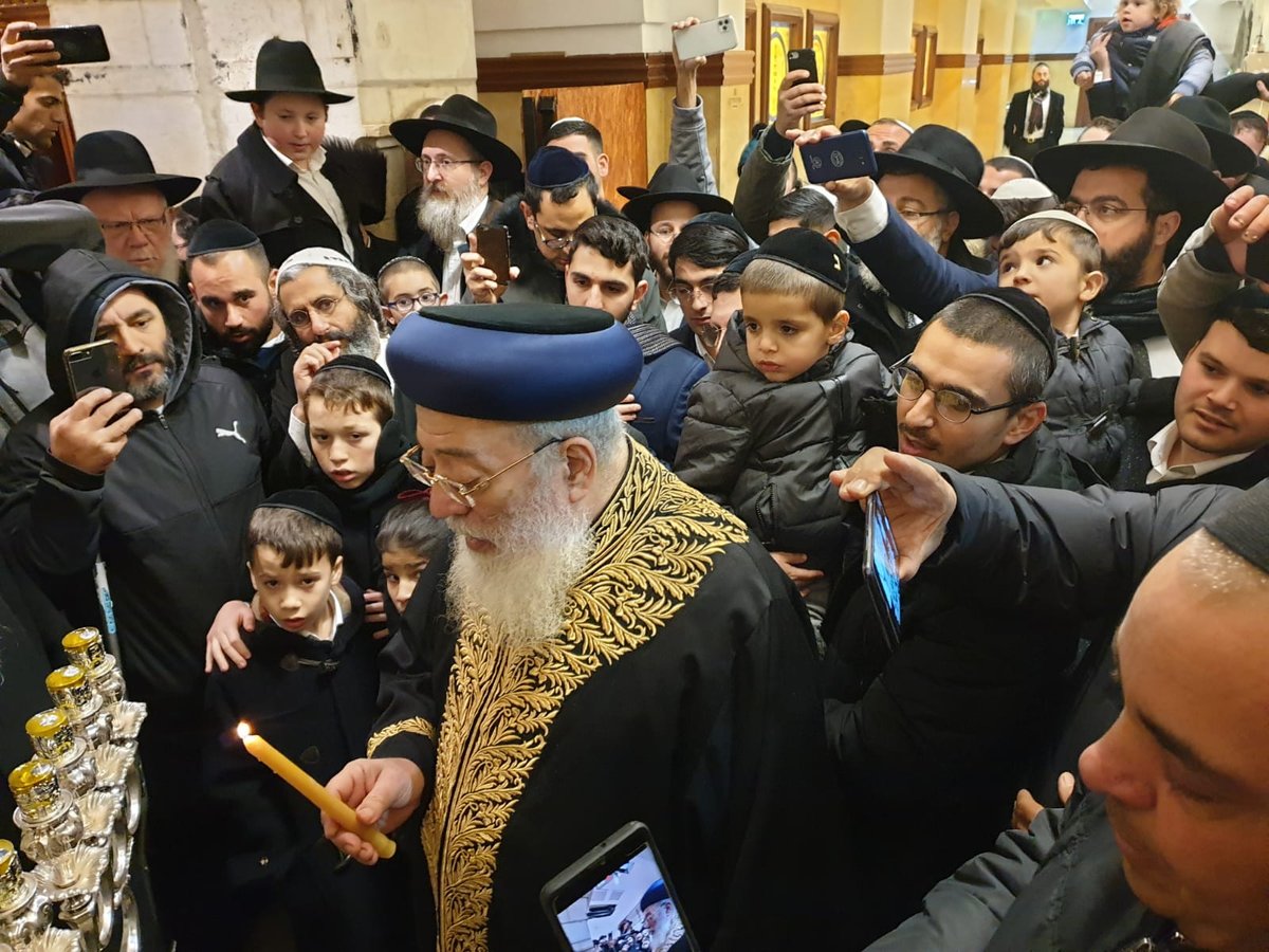 הראשל"צ הגר"ש עמאר בהדלקת נר שביעי בקבר רחל