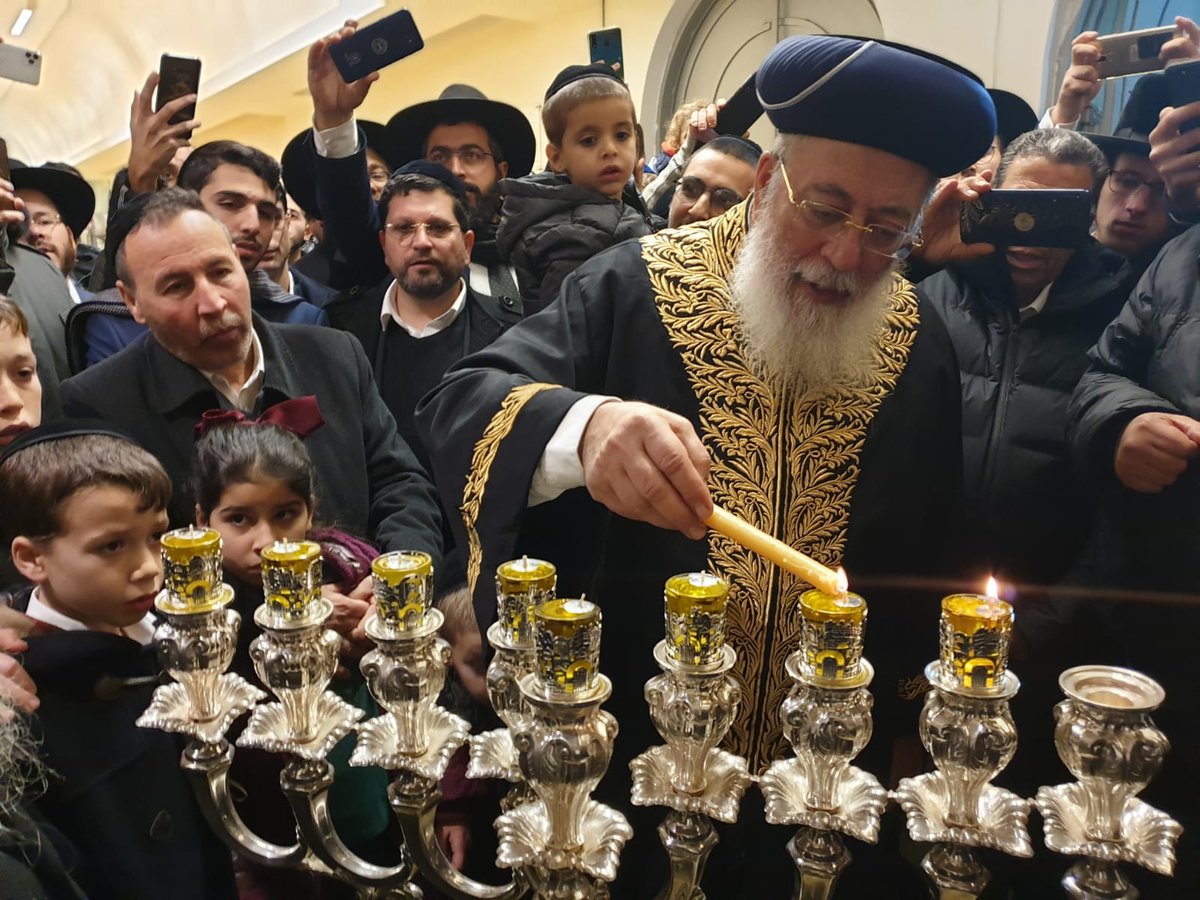 הראשל"צ הגר"ש עמאר בהדלקת נר שביעי בקבר רחל