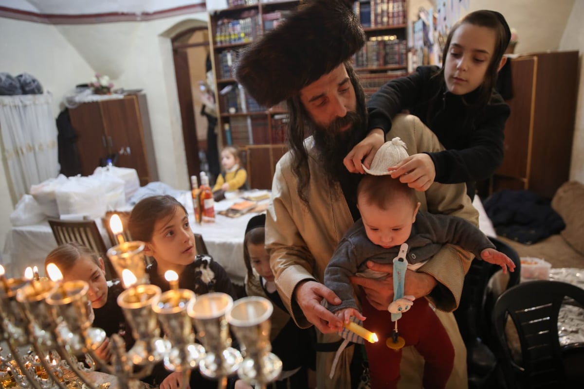 הדלקת נרות חנוכה לצד נרות השבת • תיעוד