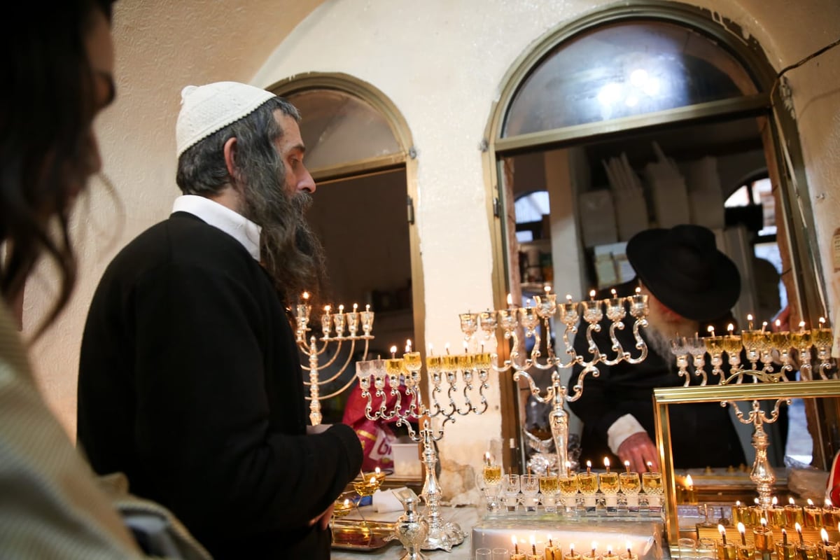 הדלקת נרות חנוכה לצד נרות השבת • תיעוד